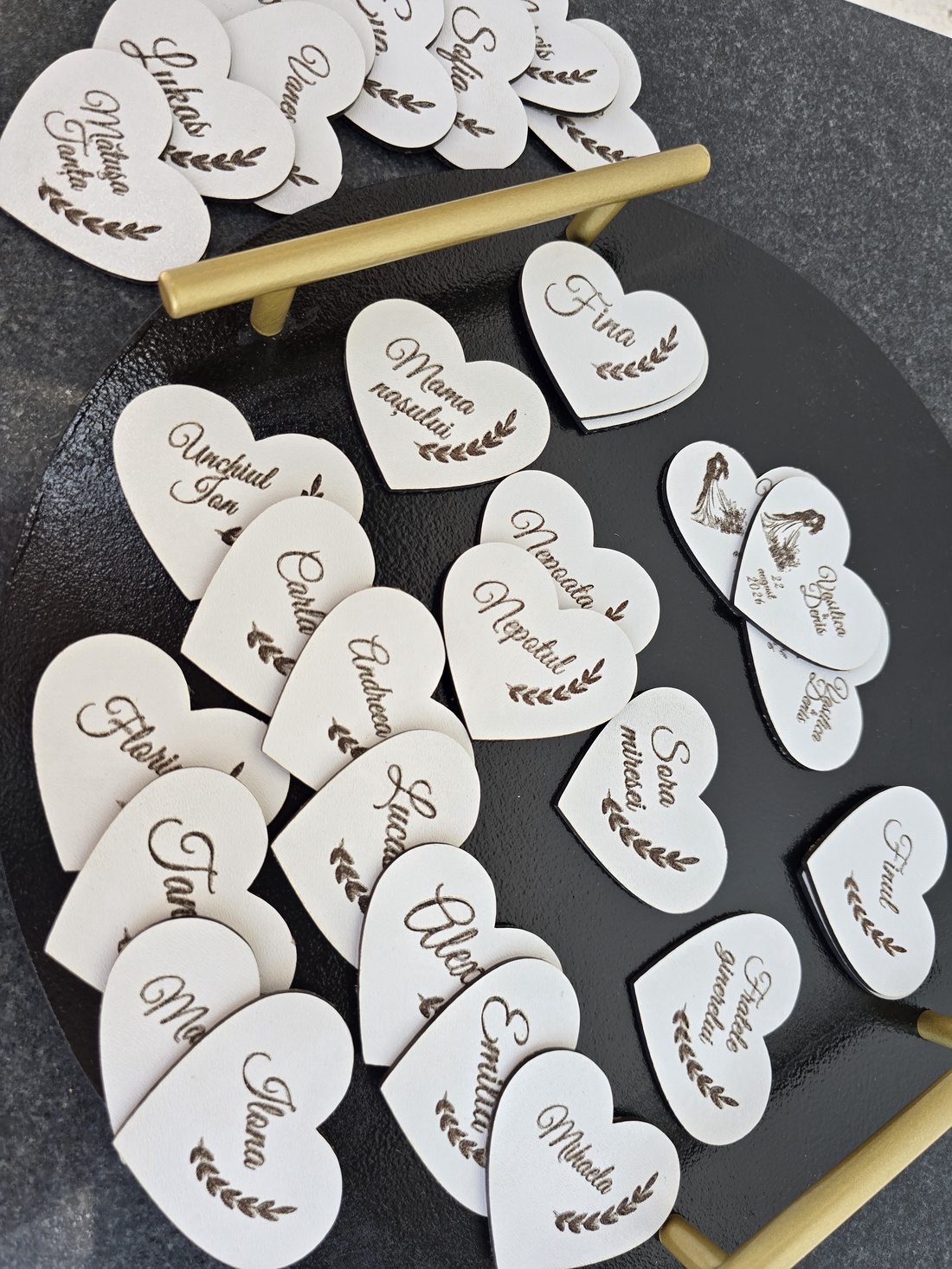 Plăcuțe personalizate pentru cocarde � MDF alb lăcuit (5 cm) - accesorii nuntă - amintiri și cadouri de nuntă - mărturii - Artynos.ro