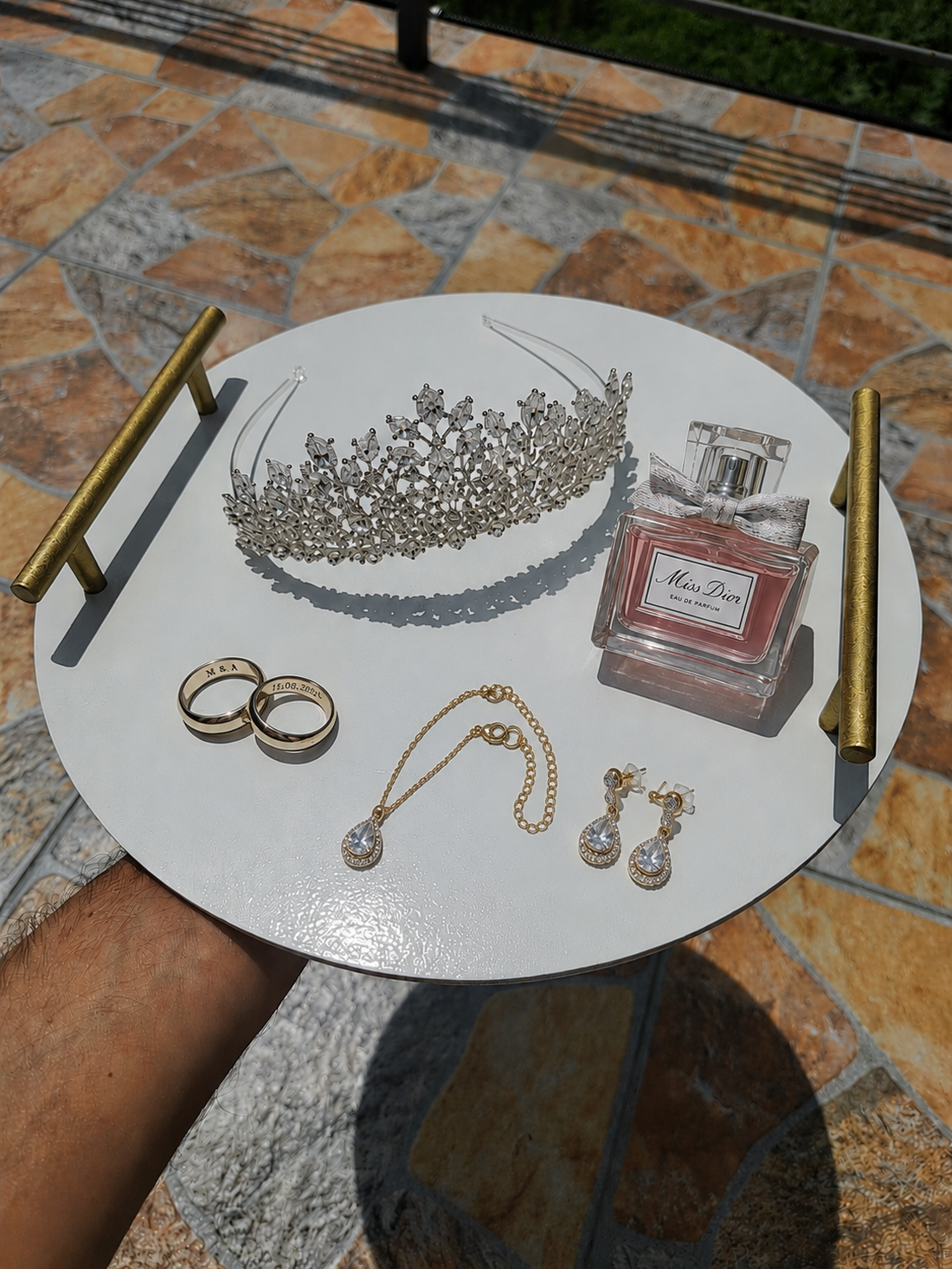 Tăviță Elegant White Alb Lucios, cu mânere aurii - accesorii nuntă - accesorii de nuntă - suport verighete și perne pentru inele - Artynos.ro