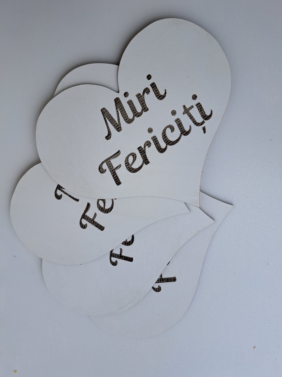 Forma inima Miri Fericiți sau Nași Fericiți  15x18cm - accesorii nuntă - materiale decor pentru nuntă - decorațiuni pentru masa de nuntă  - Artynos.ro