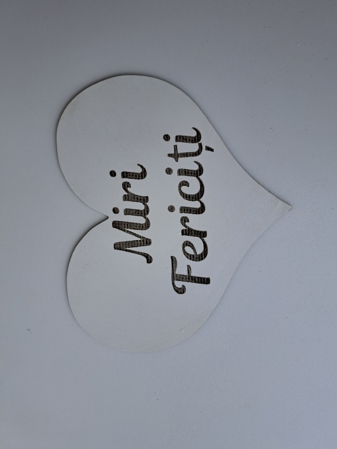 Forma inima Miri Fericiți sau Nași Fericiți  15x18cm - accesorii nuntă - materiale decor pentru nuntă - decorațiuni pentru masa de nuntă  - Artynos.ro