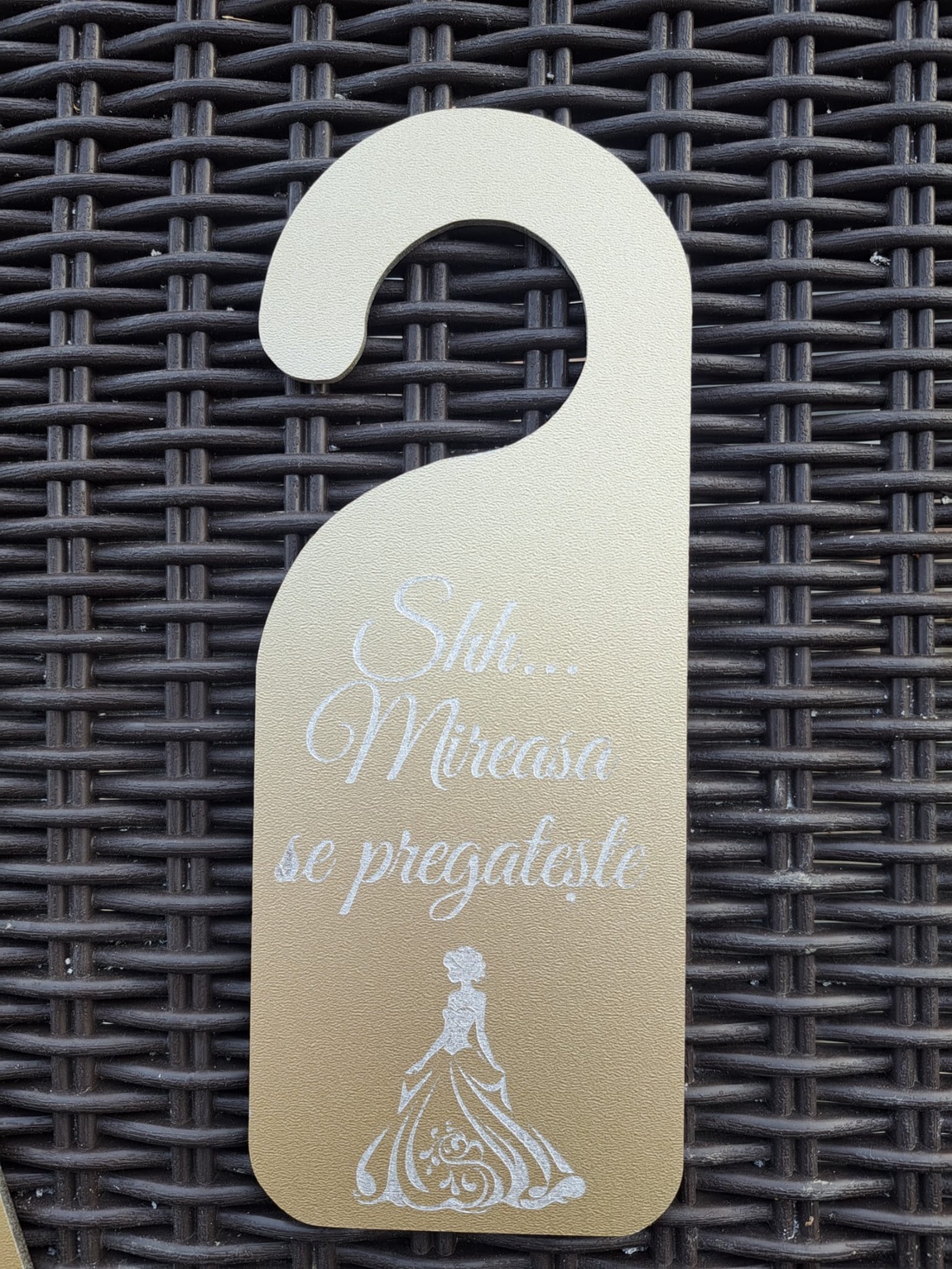 Agatatoare usa mirele/mireasa se pregateste - accesorii nuntă - materiale decor pentru nuntă - decorațiuni nuntă - Artynos.ro
