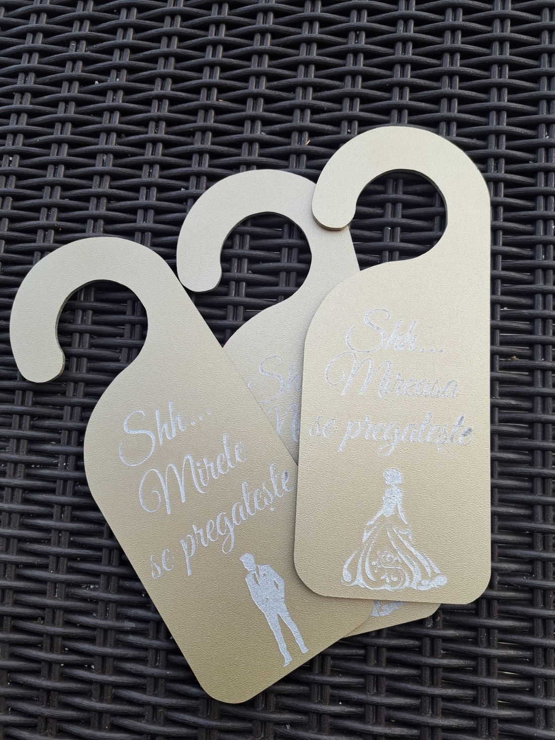 Agatatoare usa mirele/mireasa se pregateste - accesorii nuntă - materiale decor pentru nuntă - decorațiuni nuntă - Artynos.ro