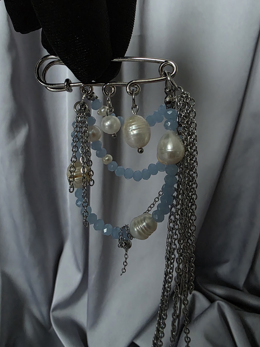 Brosa martisor din margele si perle de cultură  - bijuterii - mărțișor - Artynos.ro