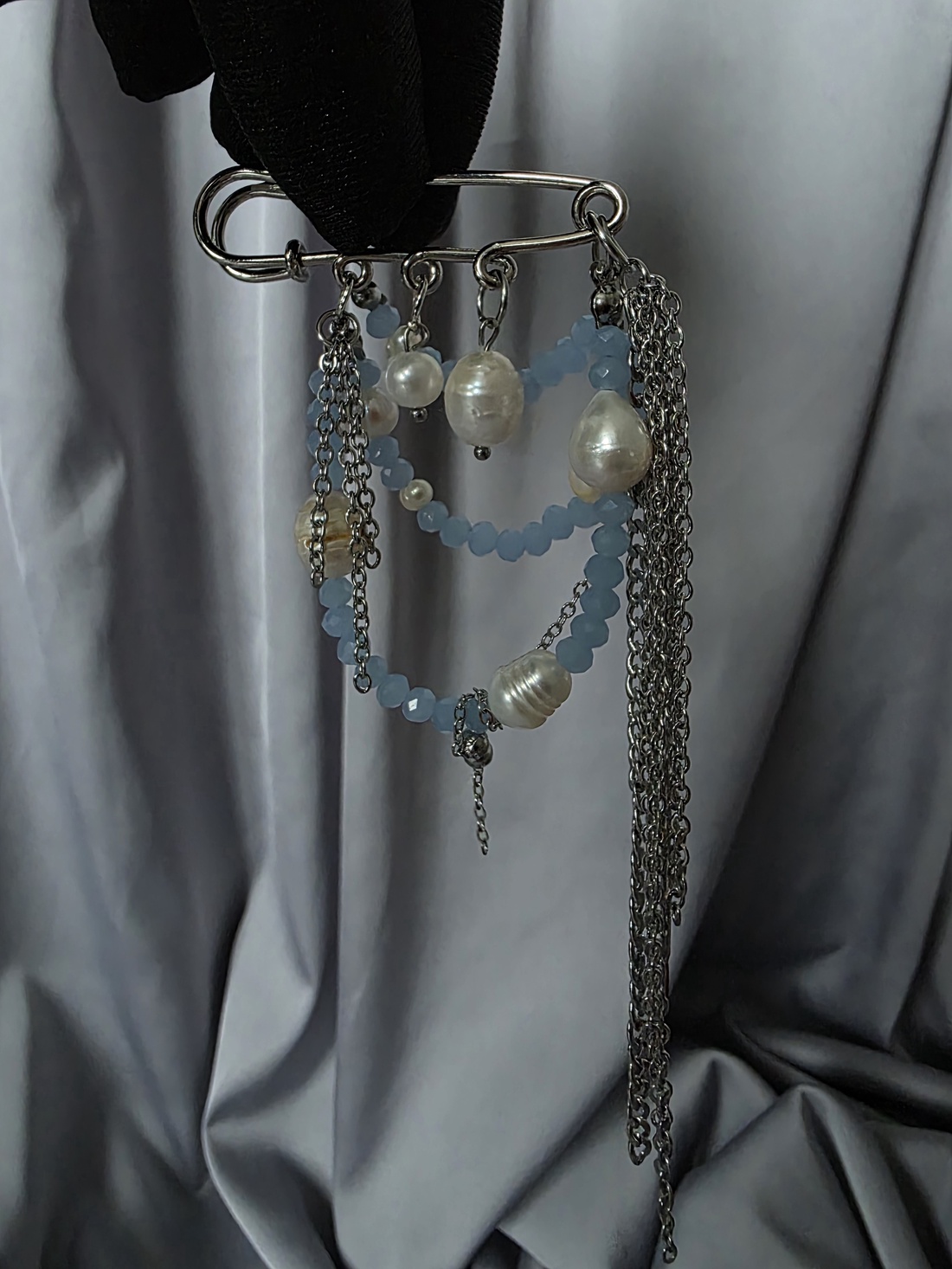 Brosa martisor din margele si perle de cultură  - bijuterii - mărțișor - Artynos.ro