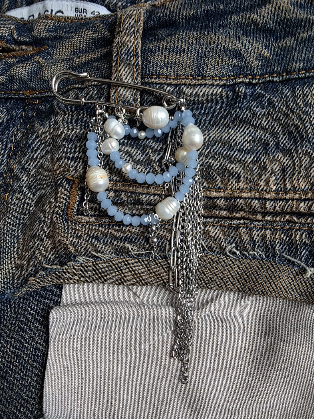 Brosa martisor din margele si perle de cultură  - bijuterii - mărțișor - Artynos.ro