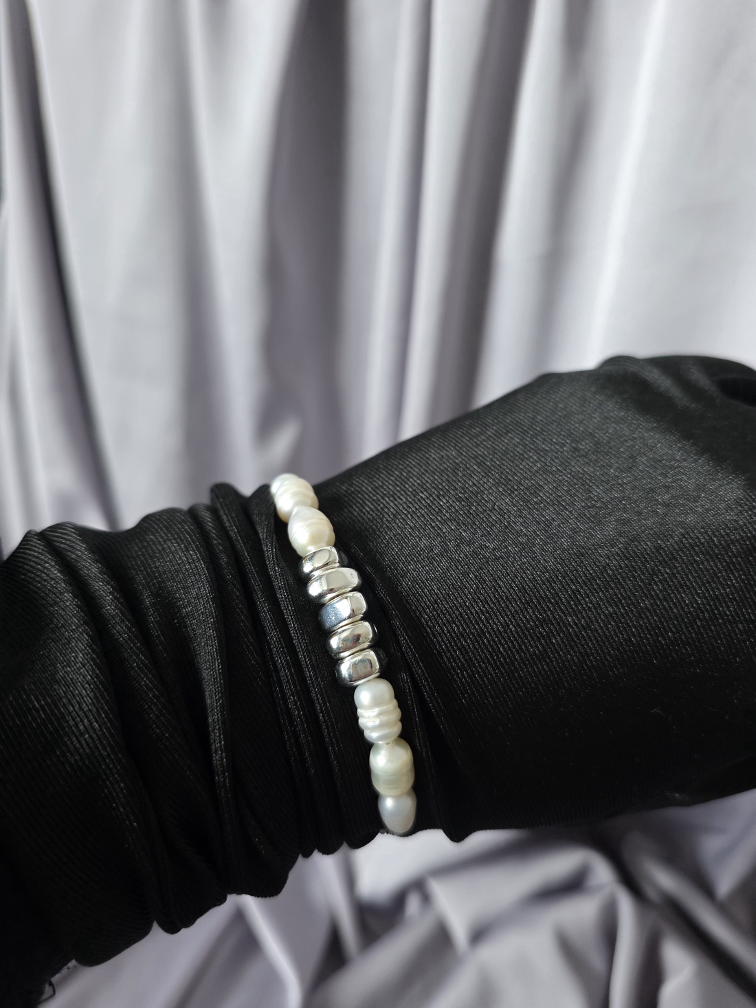 Brățară din hematit și perle de cultură, cu lanț reglabil din oțel inoxidabil. - bijuterii - brățări - brățări din perle - Artynos.ro