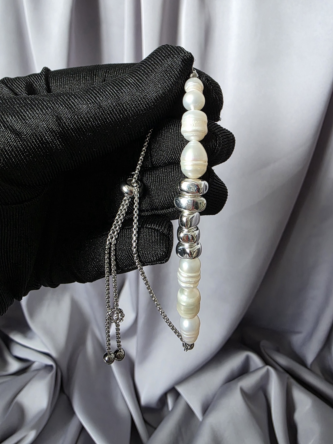 Brățară din hematit și perle de cultură, cu lanț reglabil din oțel inoxidabil. - bijuterii - brățări - brățări din perle - Artynos.ro