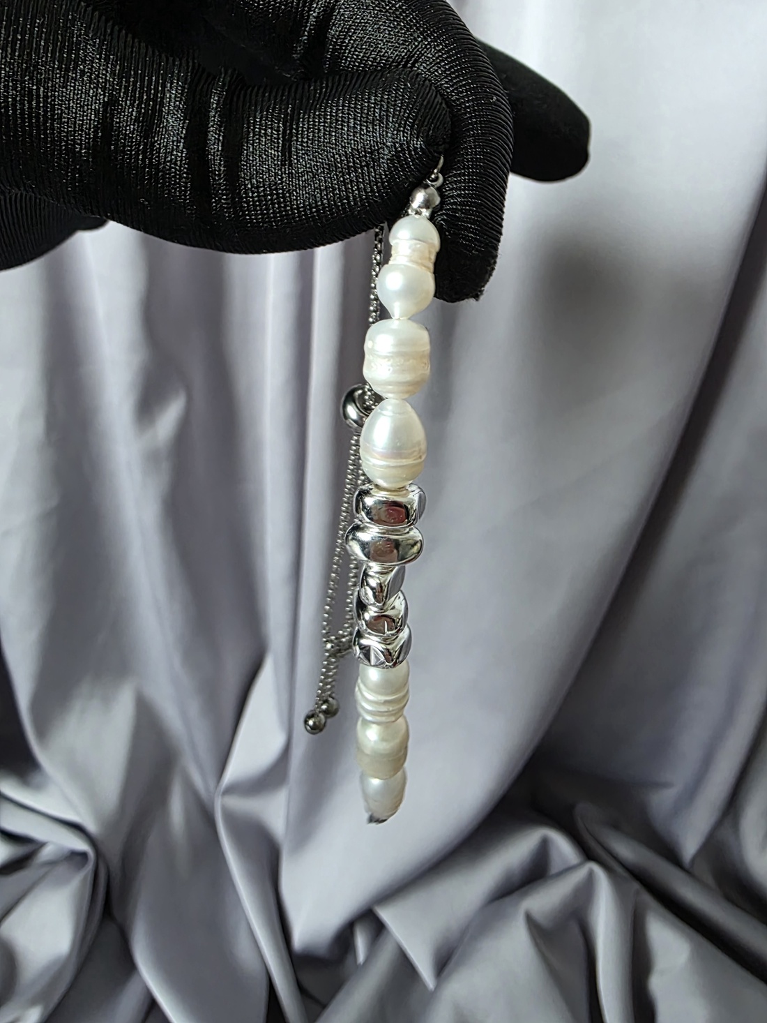 Brățară din hematit și perle de cultură, cu lanț reglabil din oțel inoxidabil. - bijuterii - brățări - brățări din perle - Artynos.ro