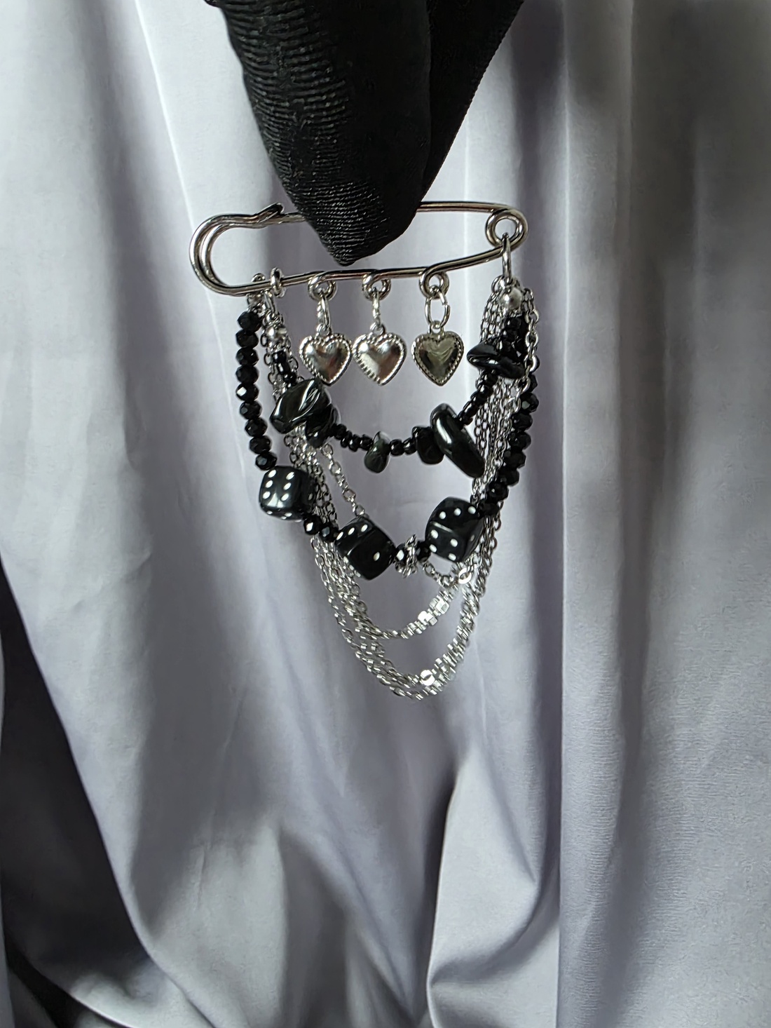 Broșă din margele negre,  și oțel inoxidabil. - bijuterii - mărțișor - Artynos.ro