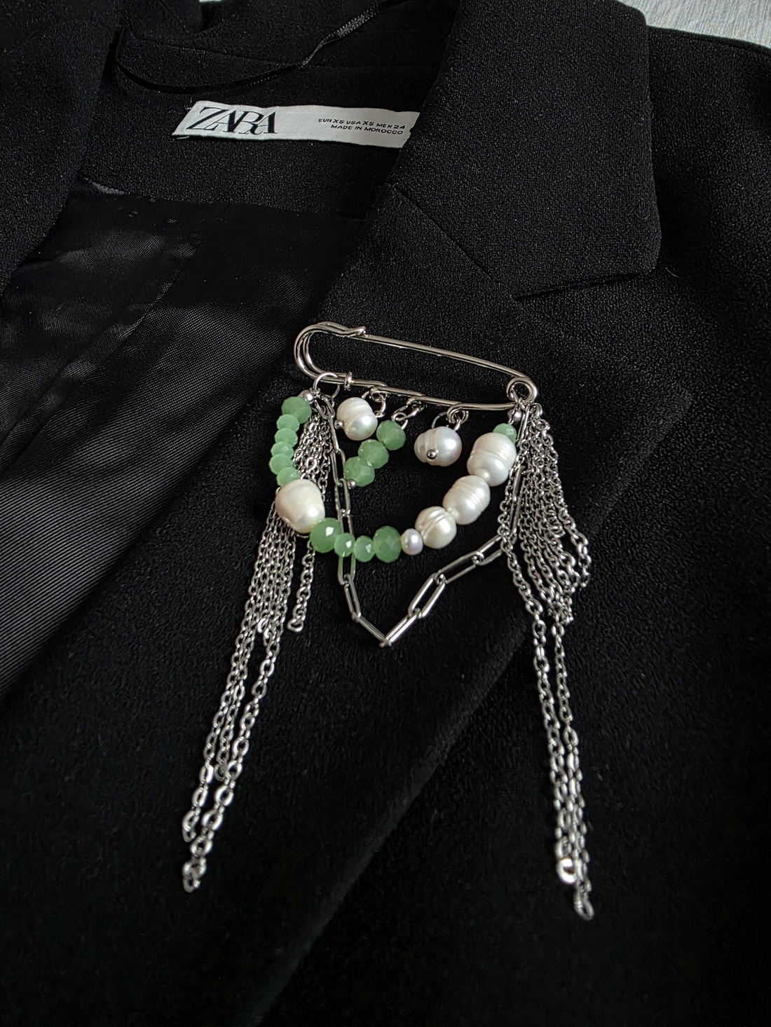 Broșă din mărgele verzi, perle de cultură și oțel inoxidabil. - bijuterii - mărțișor - Artynos.ro