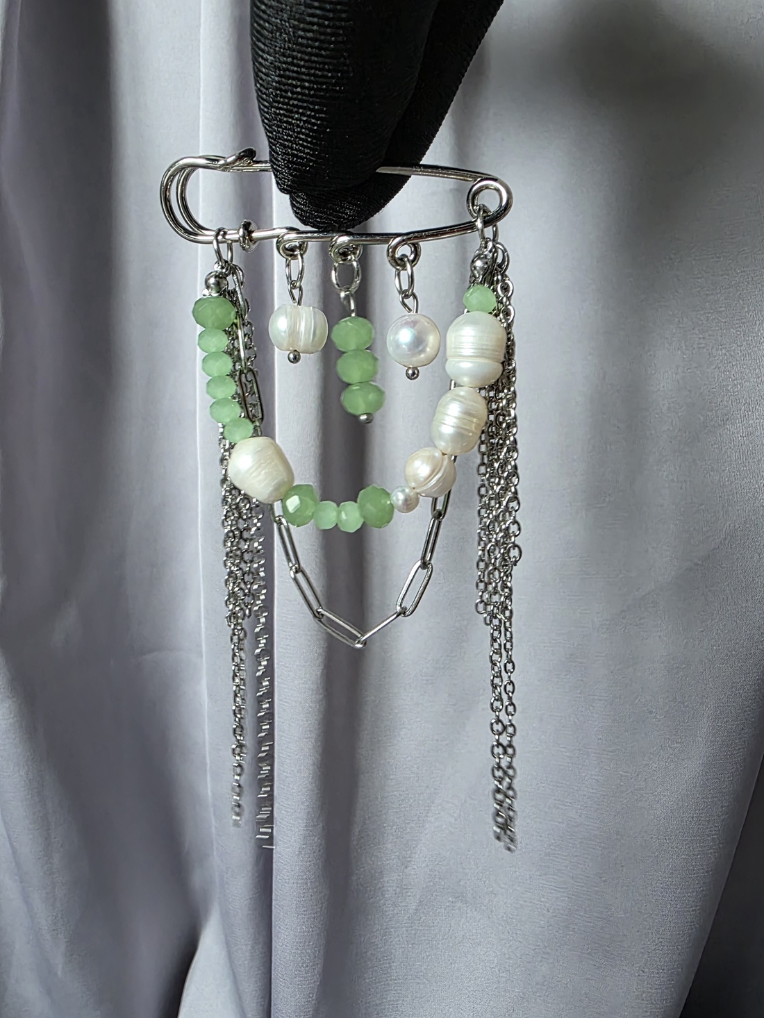 Broșă din mărgele verzi, perle de cultură și oțel inoxidabil. - bijuterii - mărțișor - Artynos.ro