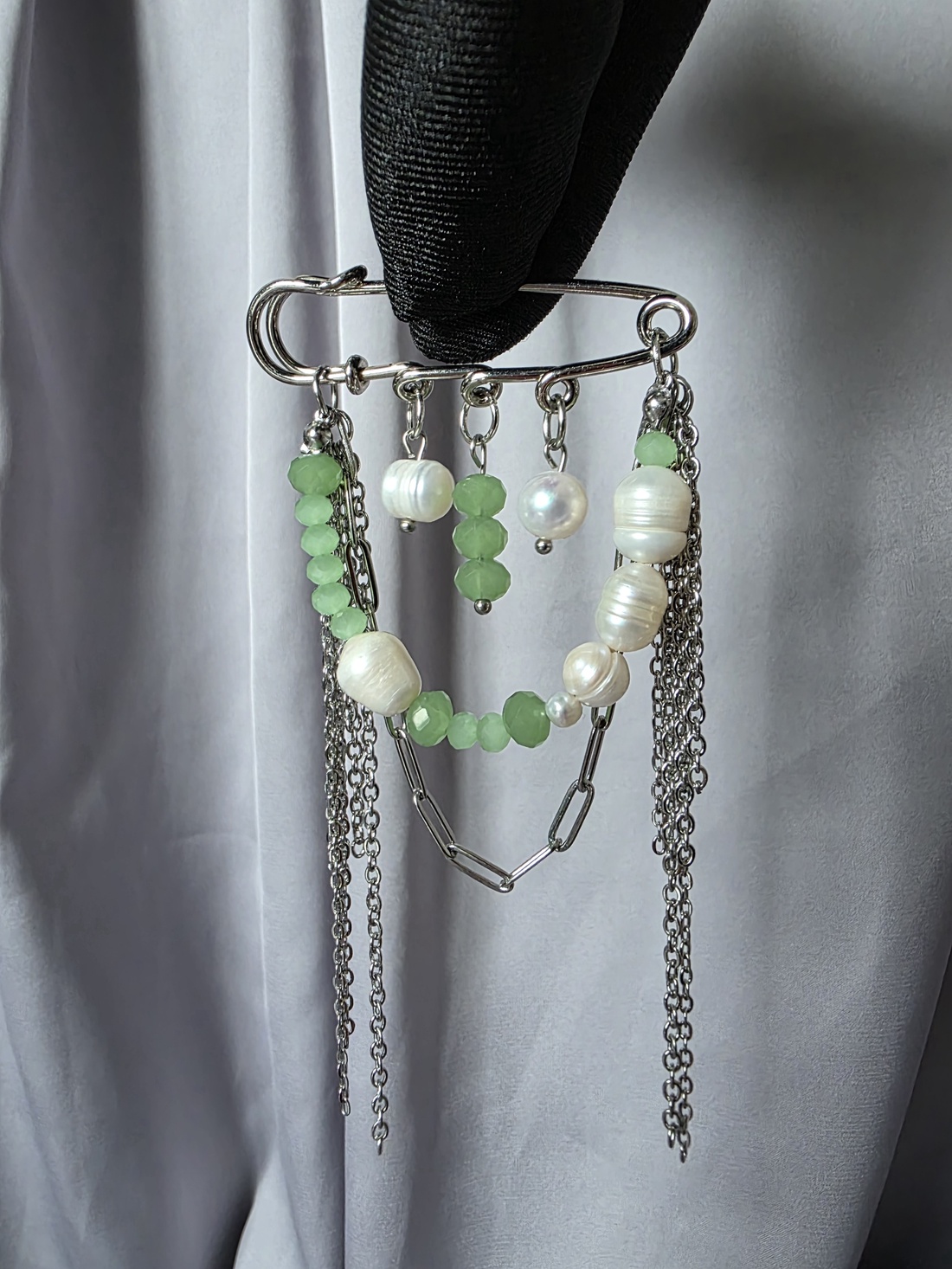 Broșă din mărgele verzi, perle de cultură și oțel inoxidabil. - bijuterii - mărțișor - Artynos.ro