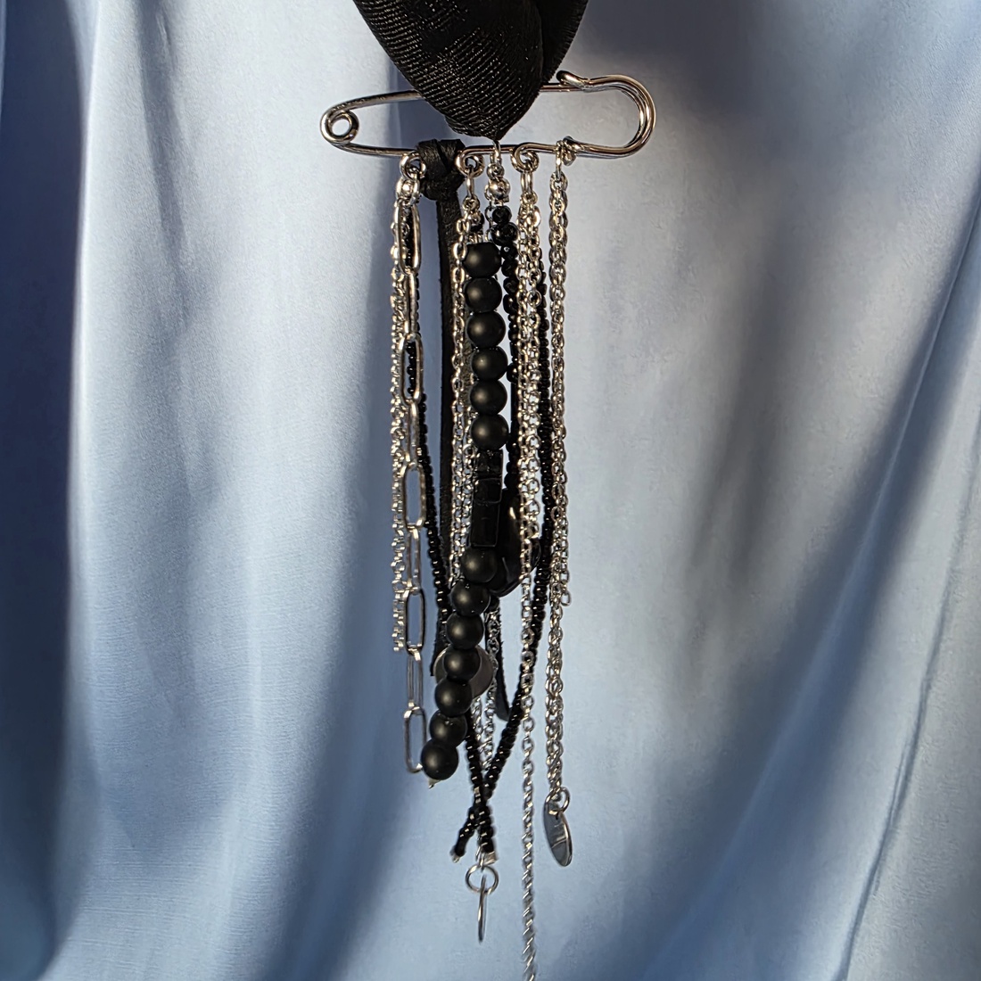 Brosa cu mărgele negre si otel inoxidabil  - accessorii și unelte - broșă, cerc, încuietoare - Artynos.ro