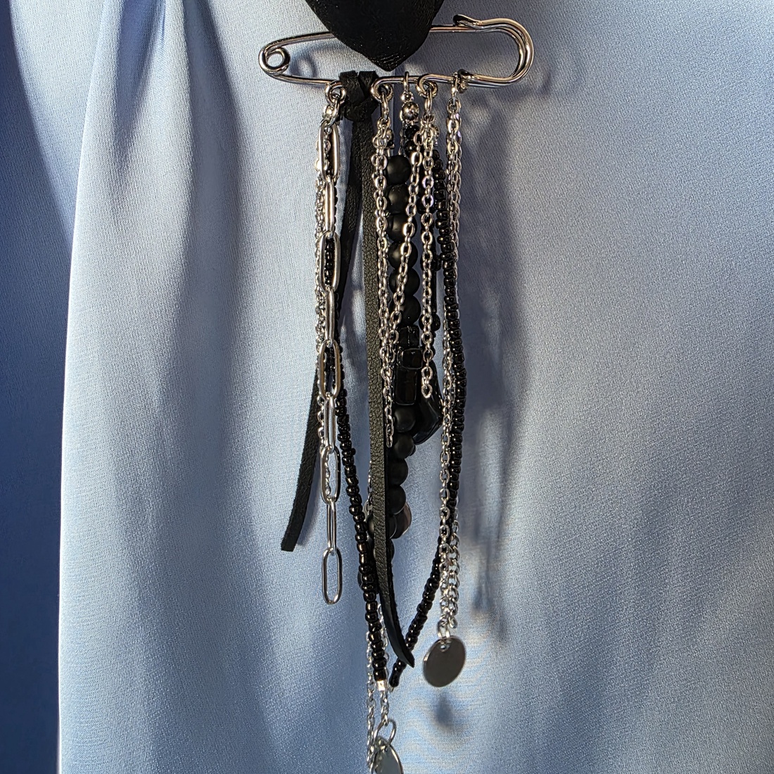 Brosa cu mărgele negre si otel inoxidabil  - accessorii și unelte - broșă, cerc, încuietoare - Artynos.ro