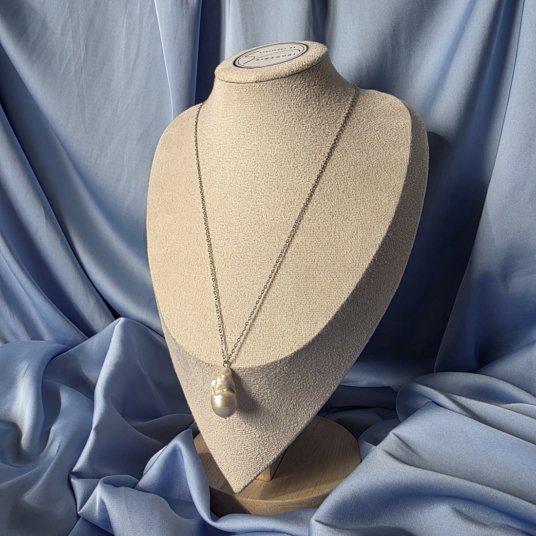 Lănțișor cu pandantiv � perlă de cultură barocă  - bijuterii - coliere - coliere cu pandative - Artynos.ro