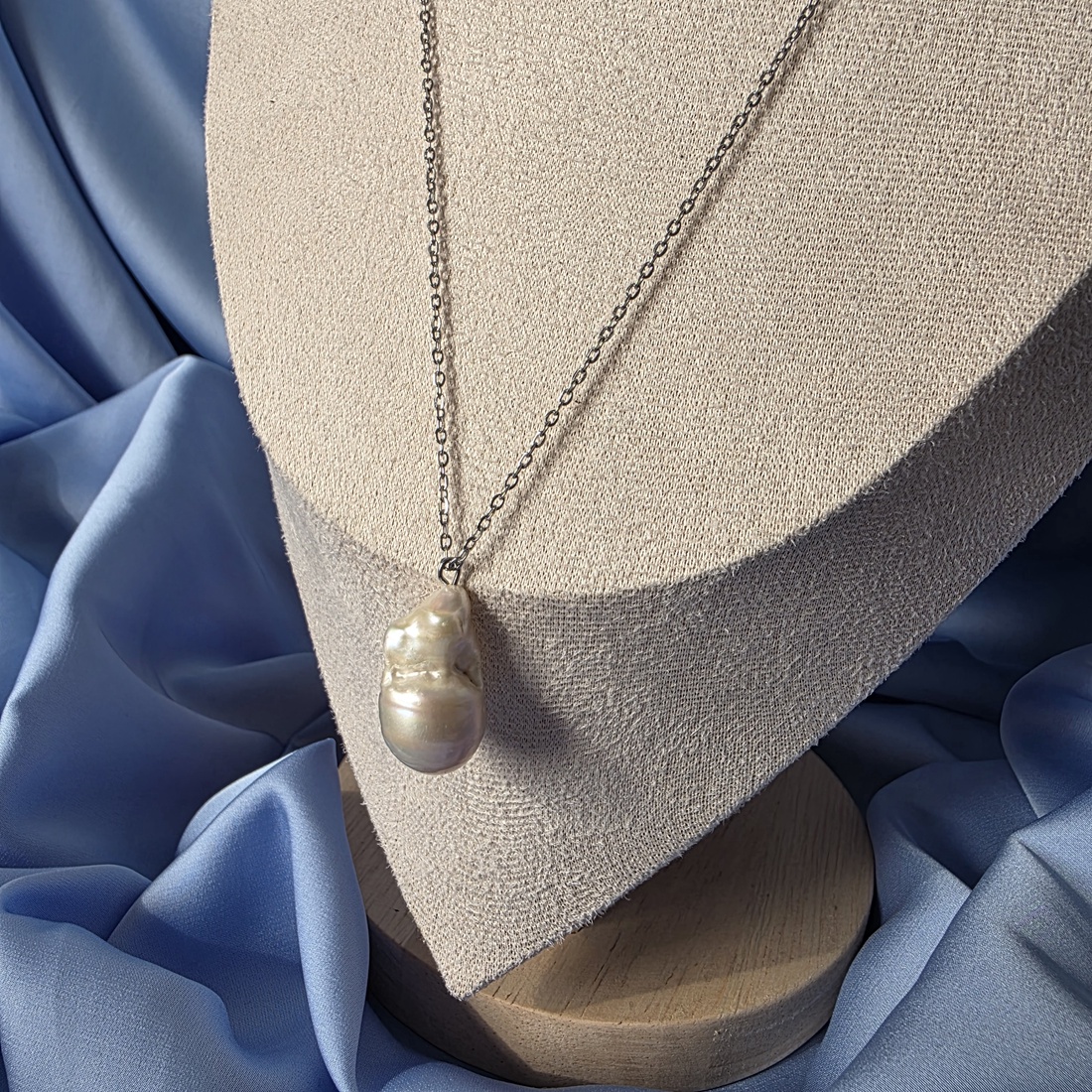 Lănțișor cu pandantiv � perlă de cultură barocă  - bijuterii - coliere - coliere cu pandative - Artynos.ro