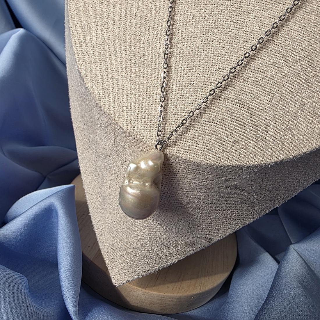 Lănțișor cu pandantiv � perlă de cultură barocă  - bijuterii - coliere - coliere cu pandative - Artynos.ro