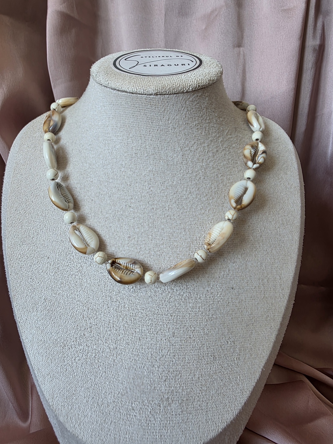 Colier handmade pe fir transparent, realizat din scoici decorative din plastic și mărgele în nuanțe ivoire. - bijuterii - coliere - coliere din mărgele - Artynos.ro