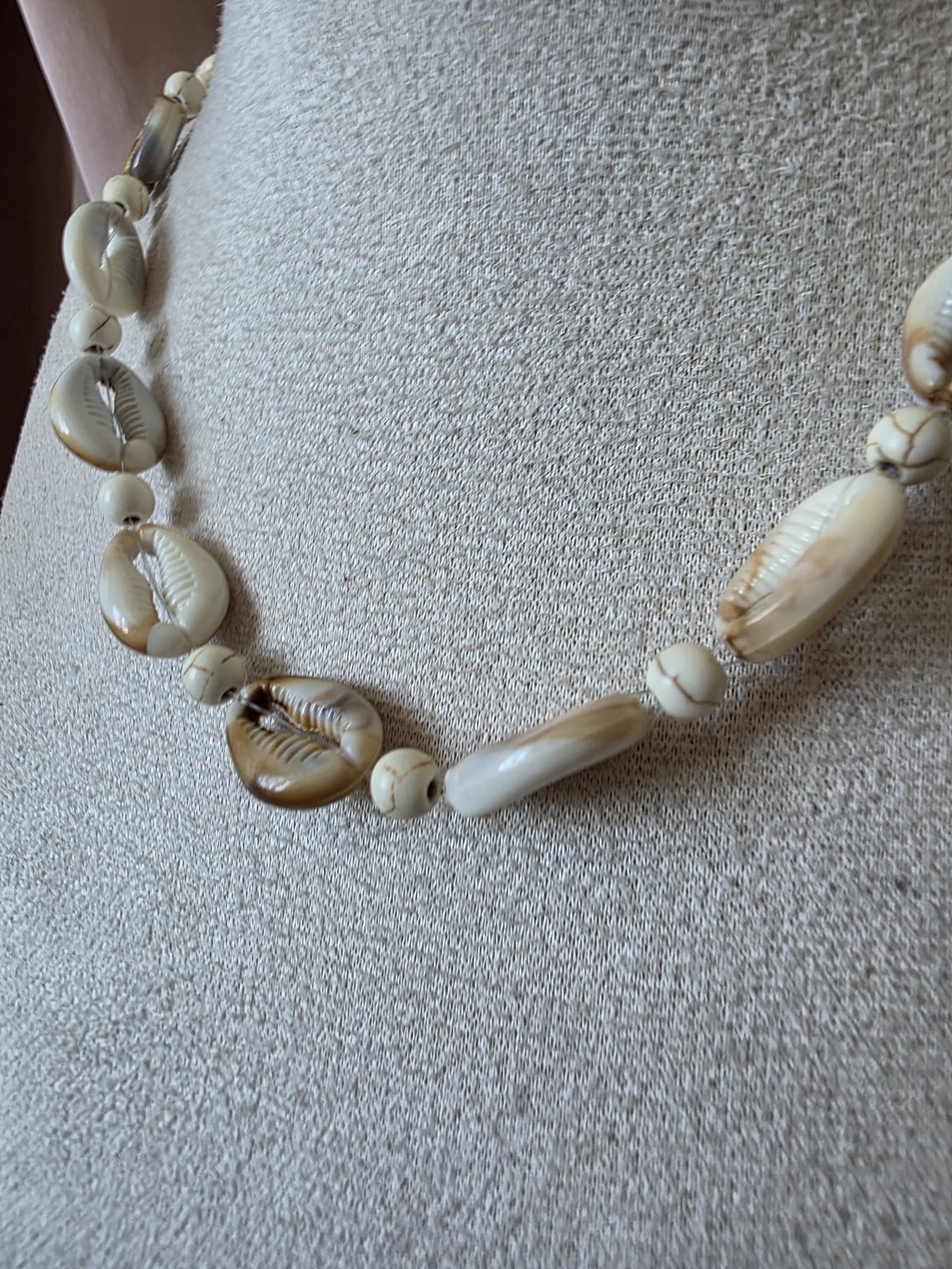 Colier handmade pe fir transparent, realizat din scoici decorative din plastic și mărgele în nuanțe ivoire. - bijuterii - coliere - coliere din mărgele - Artynos.ro