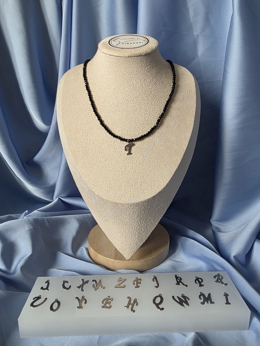 Colier handmade din spinel negru cu inițială din oțel inoxidabil  - bijuterii - coliere - coliere cu pandative - Artynos.ro