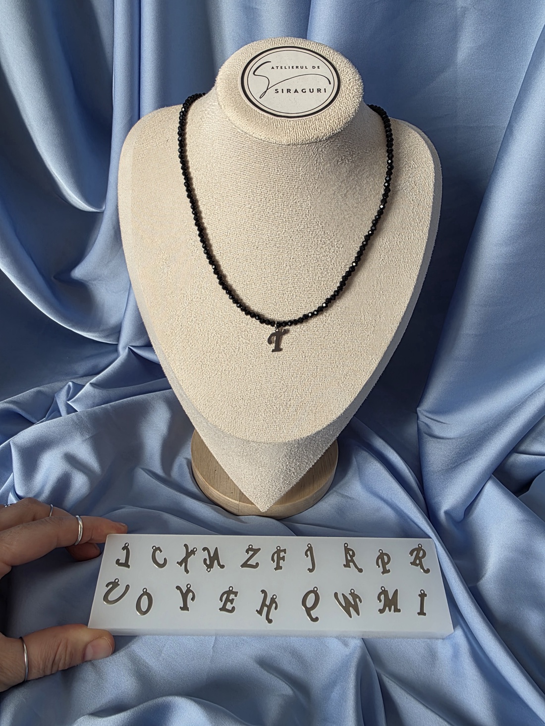 Colier handmade din spinel negru cu inițială din oțel inoxidabil  - bijuterii - coliere - coliere cu pandative - Artynos.ro