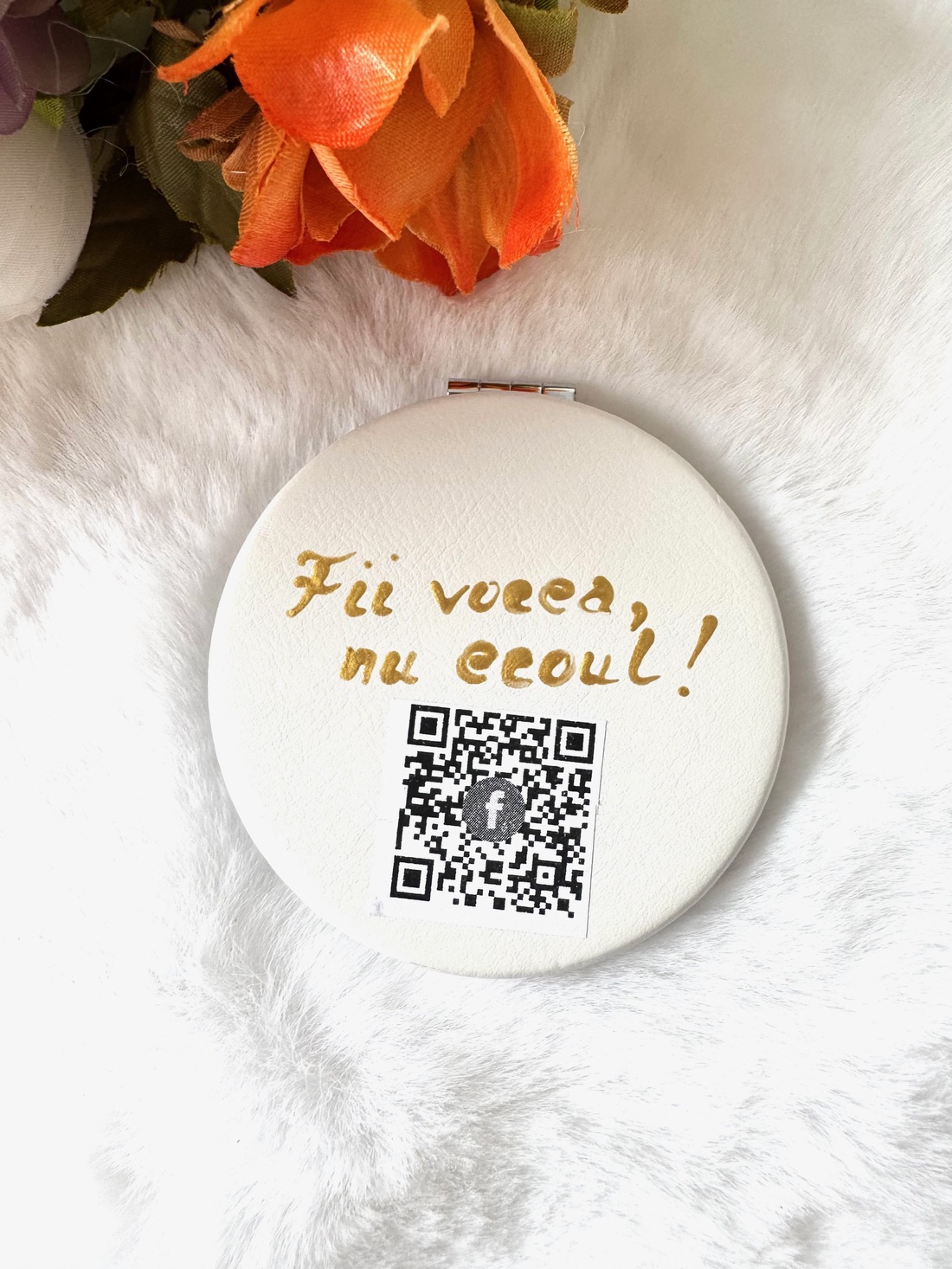 Oglinda poseta pictata manual - baie și frumusețe - accesorii pentru îngrijirea feței - accesorii machiaj - Artynos.ro Oglinda poseta pictata manual - baie și frumusețe - accesorii pentru îngrijirea feței - accesorii machiaj - Artynos.ro