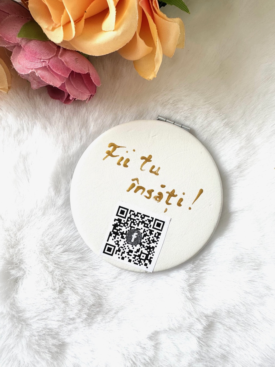 Oglinda poseta pictata manual - baie și frumusețe - accesorii pentru îngrijirea feței - accesorii machiaj - Artynos.ro Oglinda poseta pictata manual - baie și frumusețe - accesorii pentru îngrijirea feței - accesorii machiaj - Artynos.ro