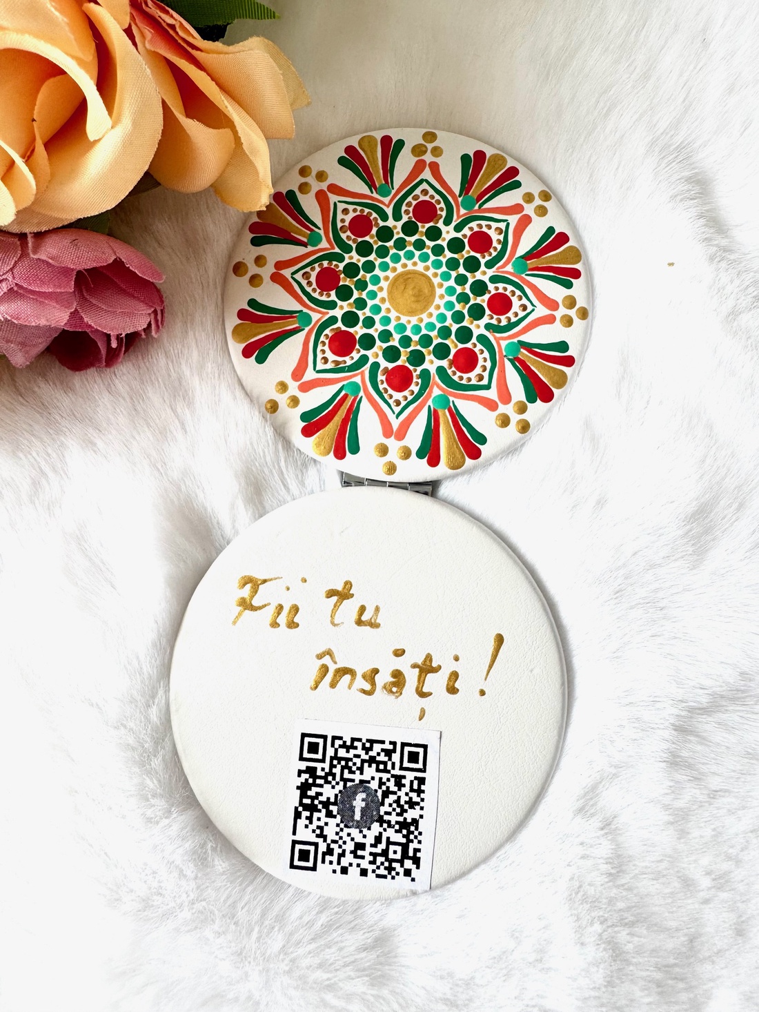 Oglinda poseta pictata manual - baie și frumusețe - accesorii pentru îngrijirea feței - accesorii machiaj - Artynos.ro Oglinda poseta pictata manual - baie și frumusețe - accesorii pentru îngrijirea feței - accesorii machiaj - Artynos.ro