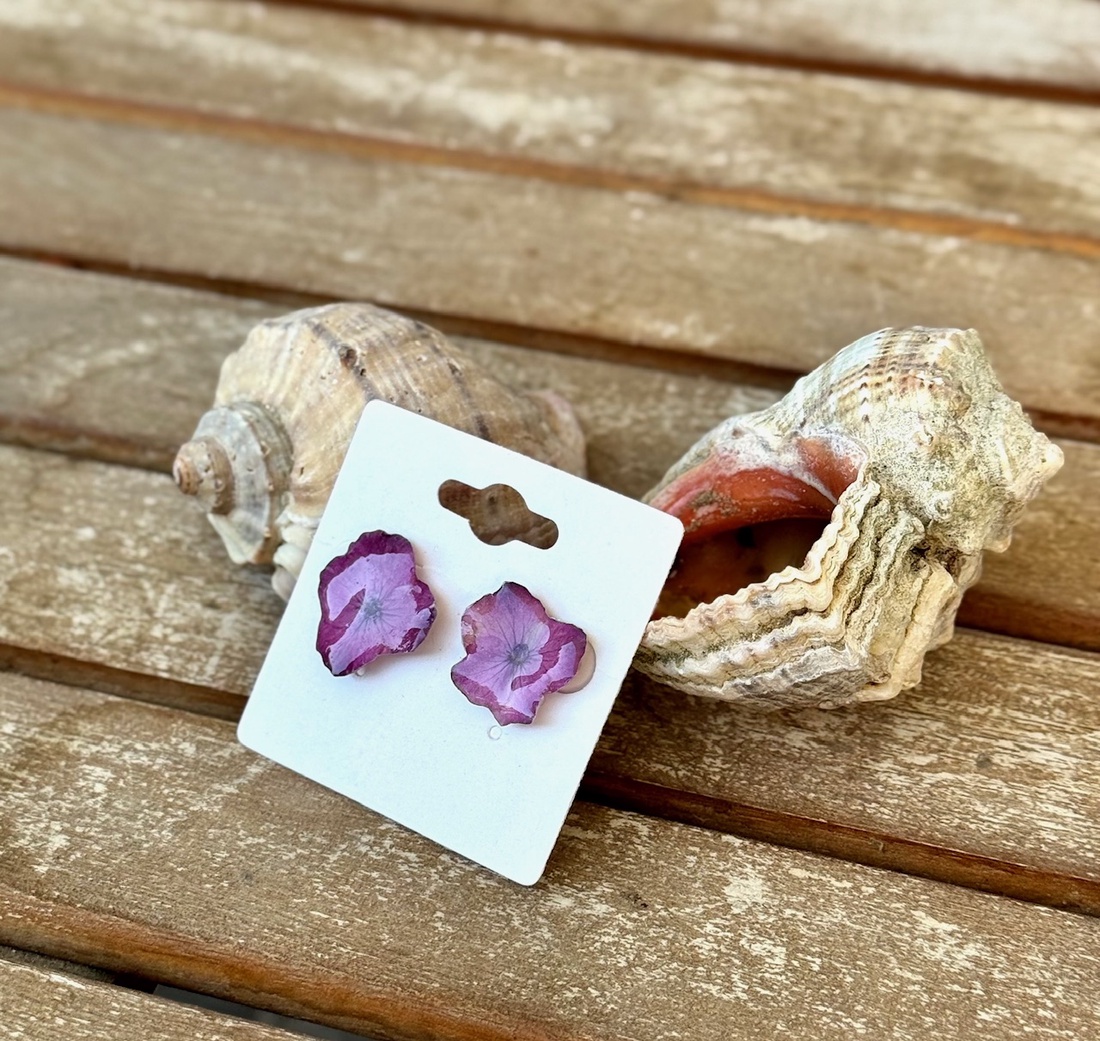 Cercei cu surub- Hortensie naturala presata in rasina - bijuterii - cercei - cercei și ornamente pentru urechi - Artynos.ro Cercei cu surub- Hortensie naturala presata in rasina - bijuterii - cercei - cercei și ornamente pentru urechi - Artynos.ro