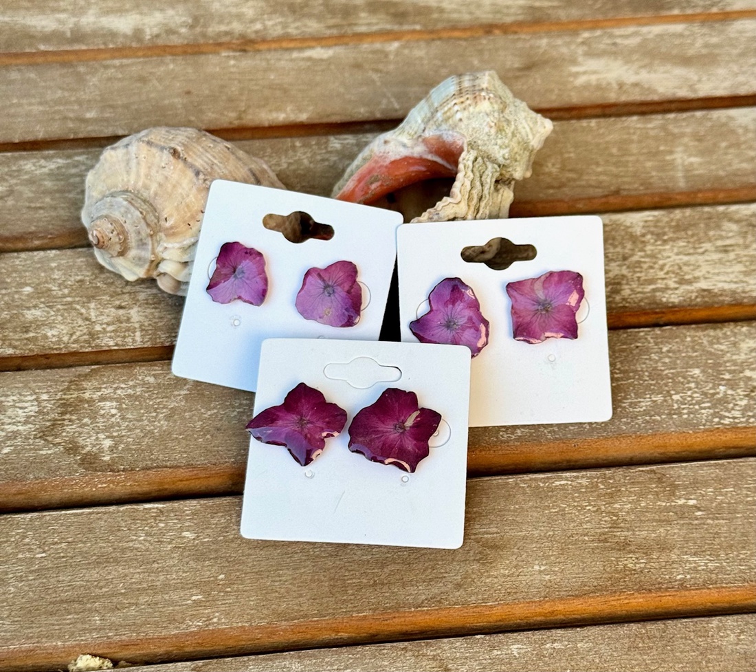 Cercei cu surub- Hortensie naturala presata in rasina - bijuterii - cercei - cercei și ornamente pentru urechi - Artynos.ro Cercei cu surub- Hortensie naturala presata in rasina - bijuterii - cercei - cercei și ornamente pentru urechi - Artynos.ro