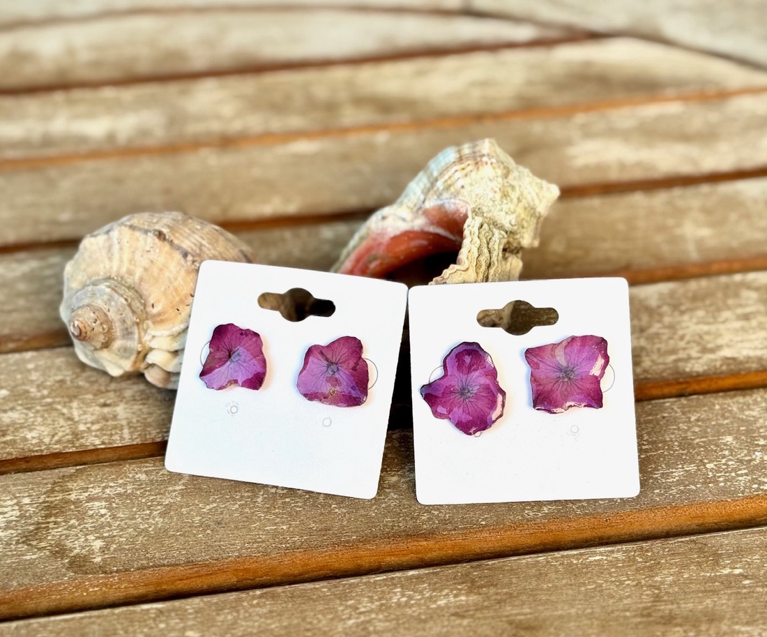 Cercei cu surub- Hortensie naturala presata in rasina - bijuterii - cercei - cercei și ornamente pentru urechi - Artynos.ro Cercei cu surub- Hortensie naturala presata in rasina - bijuterii - cercei - cercei și ornamente pentru urechi - Artynos.ro