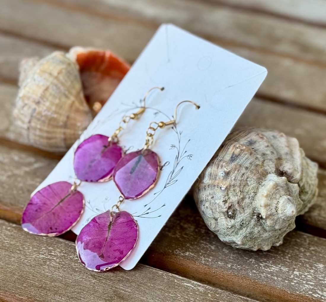 Cercei rasina si flori naturale - bijuterii - cercei - cercei agățați - Artynos.ro Cercei rasina si flori naturale - bijuterii - cercei - cercei agățați - Artynos.ro