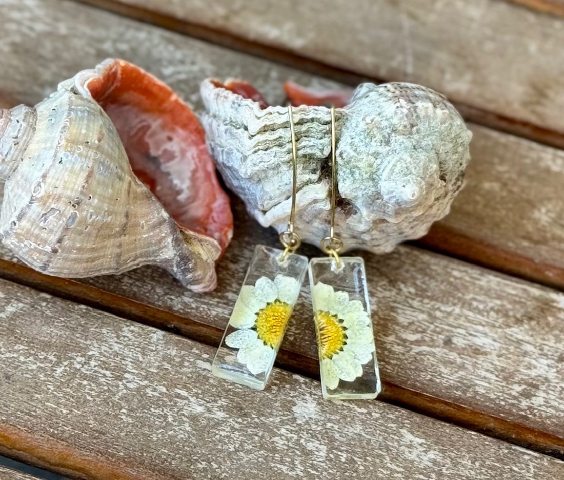 Cercei dreptrunghiulari din rasina cu Margareta naturala - bijuterii - cercei - cercei agățați - Artynos.ro Cercei dreptrunghiulari din rasina cu Margareta naturala - bijuterii - cercei - cercei agățați - Artynos.ro