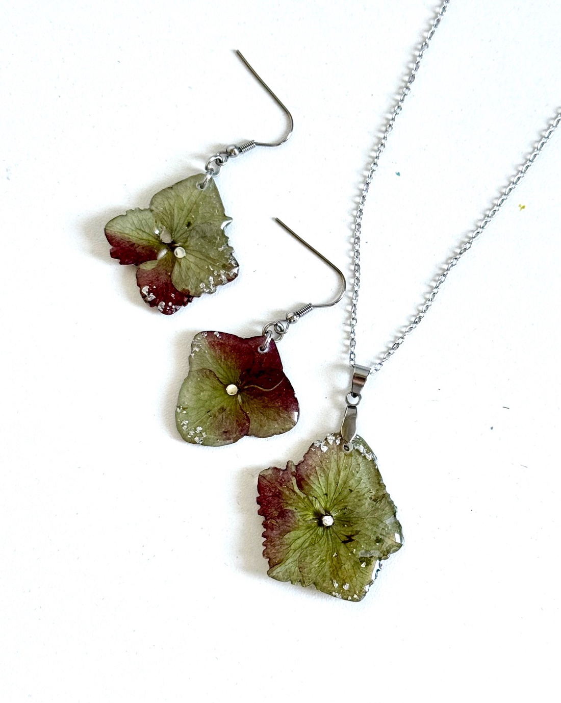 Set bijuterii handmade din rasina si flori naturale - hortensii - accesorii nuntă - bijuterii mireasă - set bijuterii de mireasă - Artynos.ro Set bijuterii handmade din rasina si flori naturale - hortensii - accesorii nuntă - bijuterii mireasă - set bijuterii de mireasă - Artynos.ro