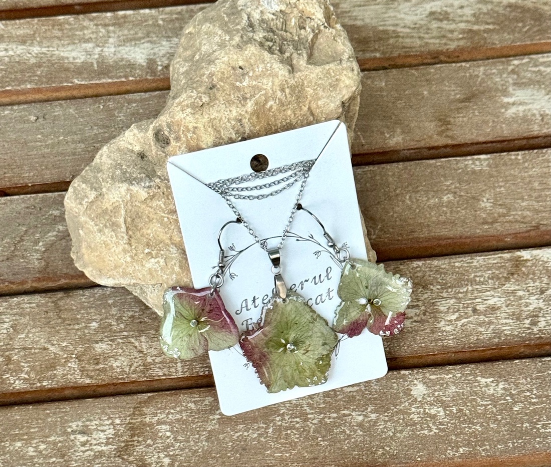 Set bijuterii handmade din rasina si flori naturale - hortensii - accesorii nuntă - bijuterii mireasă - set bijuterii de mireasă - Artynos.ro Set bijuterii handmade din rasina si flori naturale - hortensii - accesorii nuntă - bijuterii mireasă - set bijuterii de mireasă - Artynos.ro
