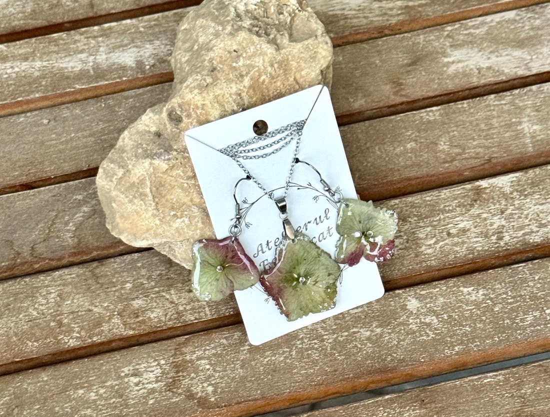 Set bijuterii handmade din rasina si flori naturale - hortensii - accesorii nuntă - bijuterii mireasă - set bijuterii de mireasă - Artynos.ro Set bijuterii handmade din rasina si flori naturale - hortensii - accesorii nuntă - bijuterii mireasă - set bijuterii de mireasă - Artynos.ro