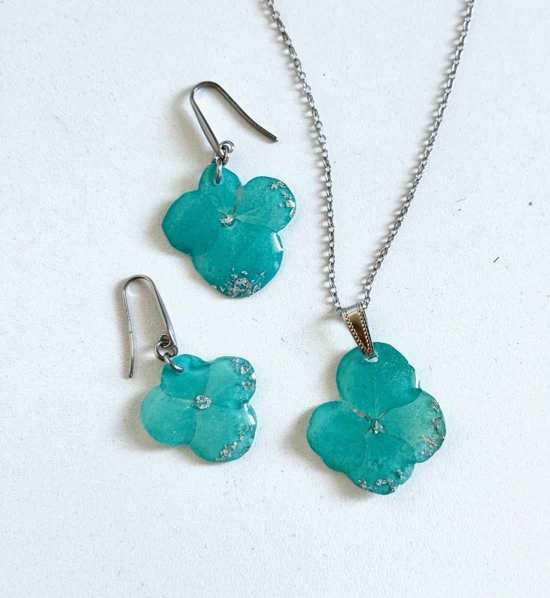 Set Bijuterii handmade unicat din rasina si flori naturale - Blue hortensia - accesorii nuntă - bijuterii mireasă - set bijuterii de mireasă - Artynos.ro Set Bijuterii handmade unicat din rasina si flori naturale - Blue hortensia - accesorii nuntă - bijuterii mireasă - set bijuterii de mireasă - Artynos.ro