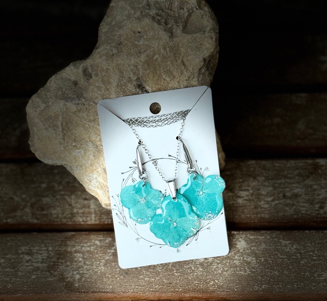 Set Bijuterii handmade unicat din rasina si flori naturale - Blue hortensia - accesorii nuntă - bijuterii mireasă - set bijuterii de mireasă - Artynos.ro Set Bijuterii handmade unicat din rasina si flori naturale - Blue hortensia - accesorii nuntă - bijuterii mireasă - set bijuterii de mireasă - Artynos.ro