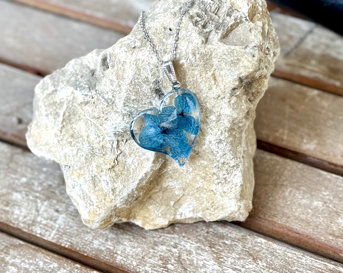 Pandantiv rasina Colier handmade cu hortensii albastre - bijuterii - coliere - coliere cu pandantive - Artynos.ro Pandantiv rasina Colier handmade cu hortensii albastre - bijuterii - coliere - coliere cu pandantive - Artynos.ro