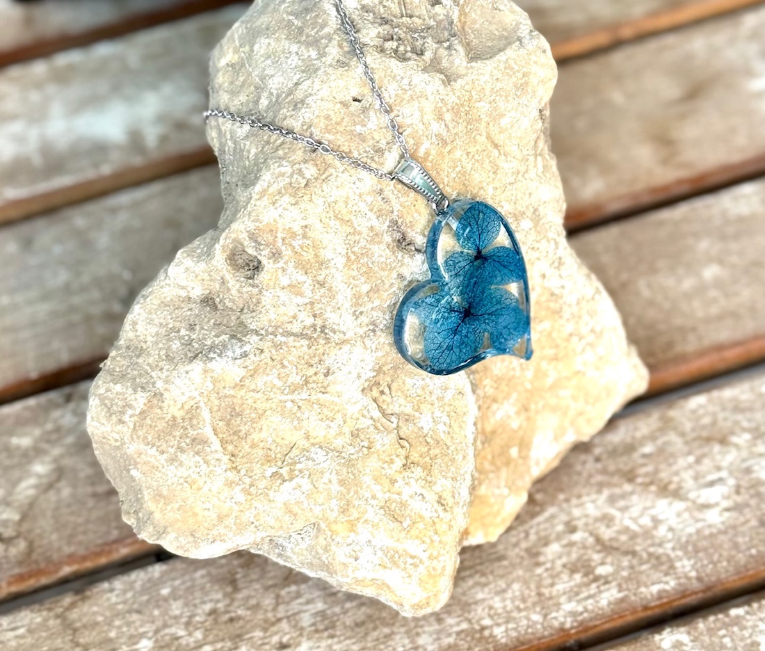 Pandantiv rasina Colier handmade cu hortensii albastre - bijuterii - coliere - coliere cu pandantive - Artynos.ro Pandantiv rasina Colier handmade cu hortensii albastre - bijuterii - coliere - coliere cu pandantive - Artynos.ro