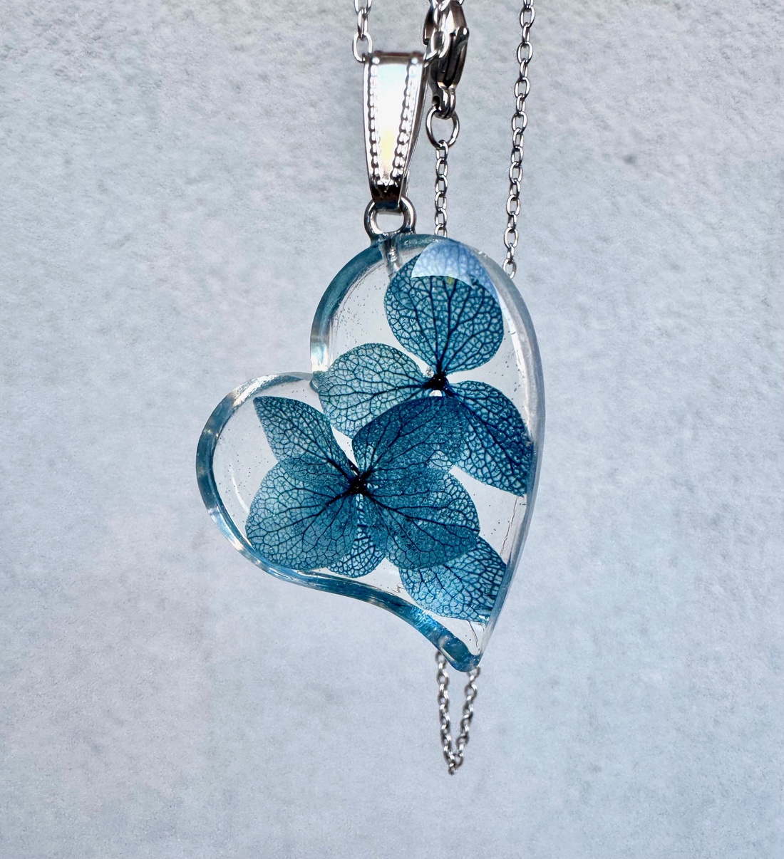 Pandantiv rasina Colier handmade cu hortensii albastre - bijuterii - coliere - coliere cu pandantive - Artynos.ro Pandantiv rasina Colier handmade cu hortensii albastre - bijuterii - coliere - coliere cu pandantive - Artynos.ro