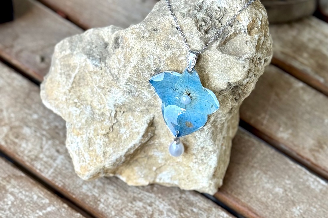 Pandantiv Hortensie naturala si rasina - bijuterii - coliere - coliere cu pandantive - Artynos.ro Pandantiv Hortensie naturala si rasina - bijuterii - coliere - coliere cu pandantive - Artynos.ro