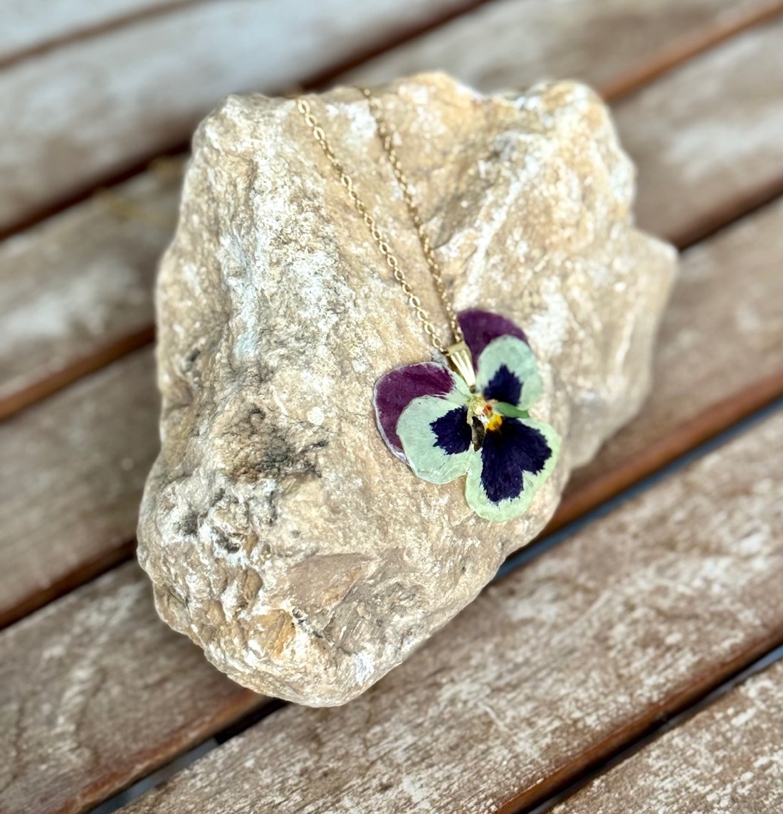 Pandantiv handmade unicat din rasina si flori naturale - bijuterii - coliere - coliere cu pandantive - Artynos.ro Pandantiv handmade unicat din rasina si flori naturale - bijuterii - coliere - coliere cu pandantive - Artynos.ro