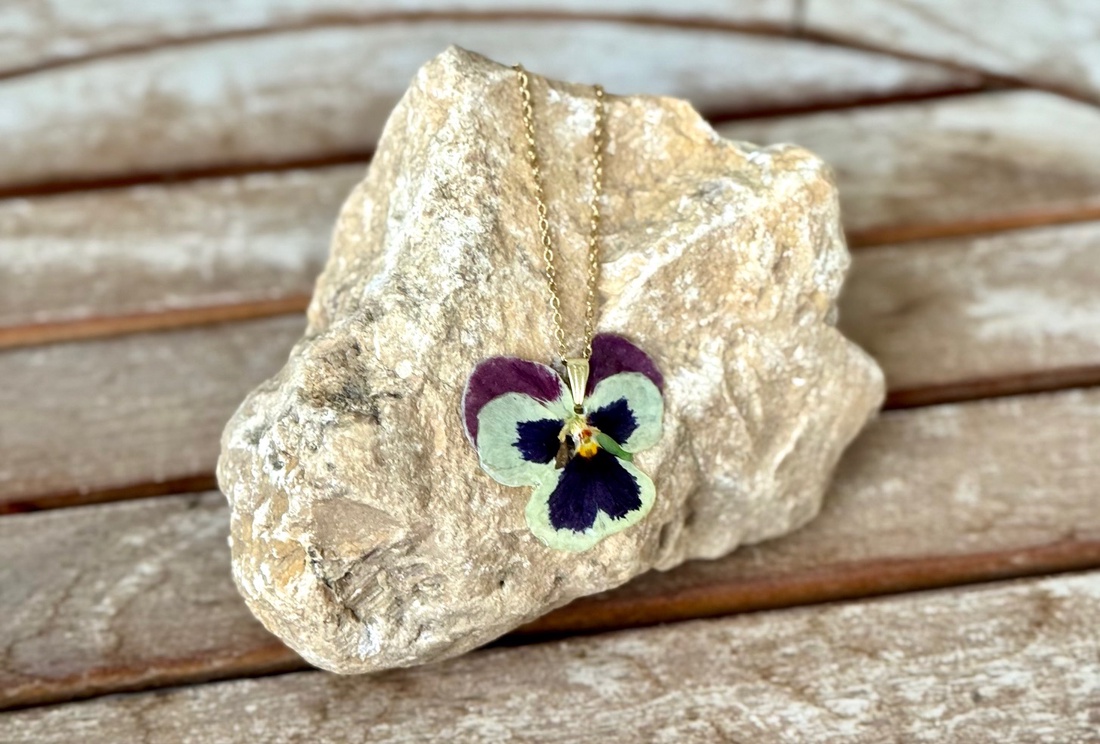Pandantiv handmade unicat din rasina si flori naturale - bijuterii - coliere - coliere cu pandantive - Artynos.ro Pandantiv handmade unicat din rasina si flori naturale - bijuterii - coliere - coliere cu pandantive - Artynos.ro