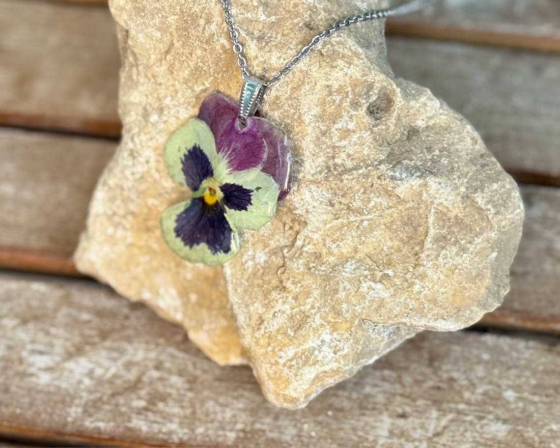 Pandantiv handmade unicat din rasina si flori naturale - bijuterii - coliere - coliere cu pandantive - Artynos.ro Pandantiv handmade unicat din rasina si flori naturale - bijuterii - coliere - coliere cu pandantive - Artynos.ro