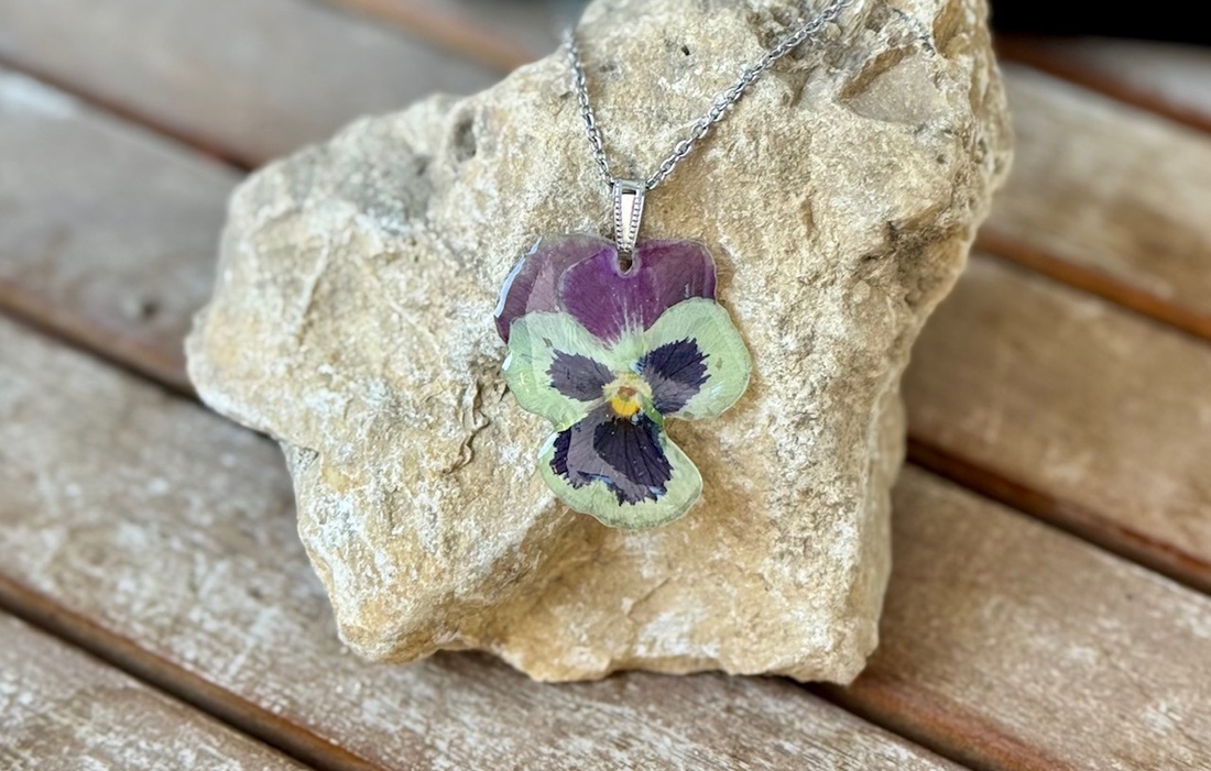Pandantiv handmade unicat din rasina si flori naturale - bijuterii - coliere - coliere cu pandantive - Artynos.ro Pandantiv handmade unicat din rasina si flori naturale - bijuterii - coliere - coliere cu pandantive - Artynos.ro