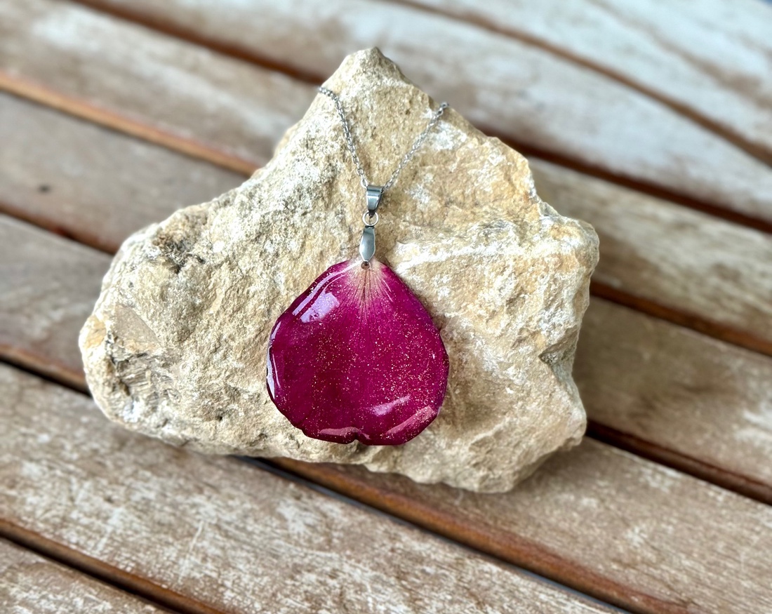 Pandantiv rasina Colier handmade si petale de trandafir natural - bijuterii - coliere - coliere cu pandantive - Artynos.ro Pandantiv rasina Colier handmade si petale de trandafir natural - bijuterii - coliere - coliere cu pandantive - Artynos.ro
