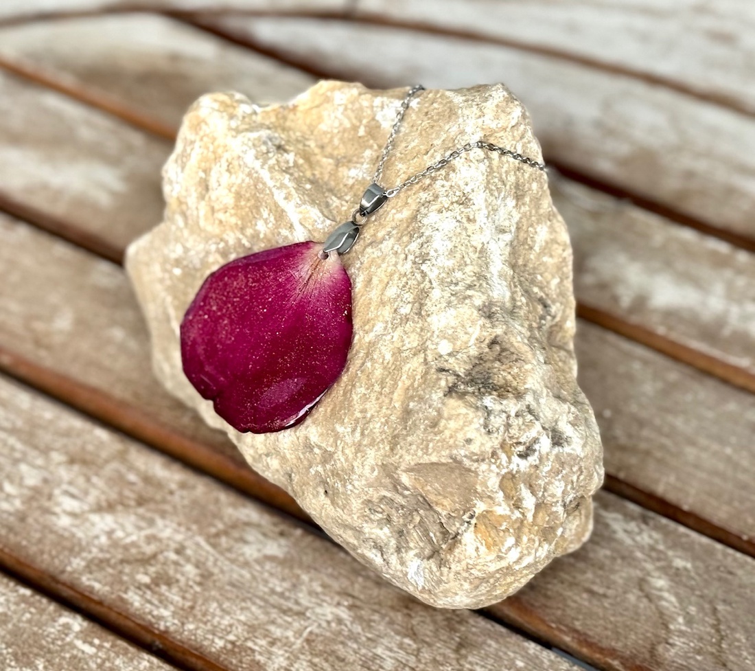 Pandantiv rasina Colier handmade si petale de trandafir natural - bijuterii - coliere - coliere cu pandantive - Artynos.ro Pandantiv rasina Colier handmade si petale de trandafir natural - bijuterii - coliere - coliere cu pandantive - Artynos.ro