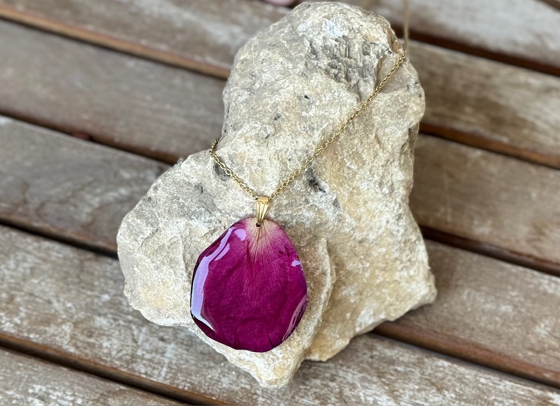 Pandantiv rasina Colier handmade si petale de trandafir natural - bijuterii - coliere - coliere cu pandantive - Artynos.ro Pandantiv rasina Colier handmade si petale de trandafir natural - bijuterii - coliere - coliere cu pandantive - Artynos.ro