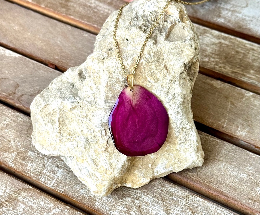 Pandantiv rasina Colier handmade si petale de trandafir natural - bijuterii - coliere - coliere cu pandantive - Artynos.ro Pandantiv rasina Colier handmade si petale de trandafir natural - bijuterii - coliere - coliere cu pandantive - Artynos.ro